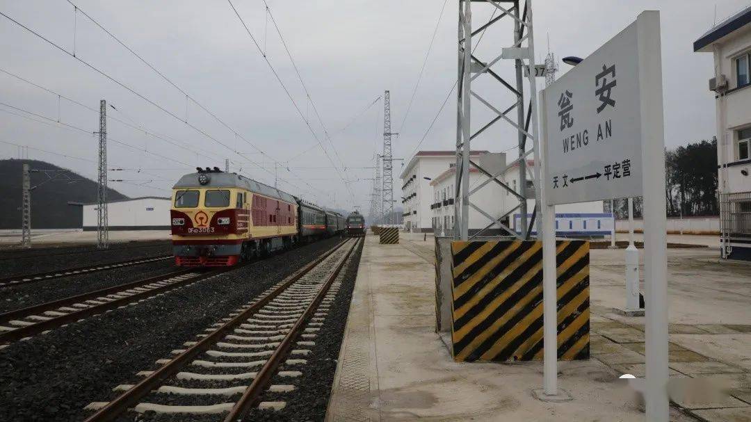 遵瓮铁路最新动态,小巷中的铁路情怀与美食探寻记