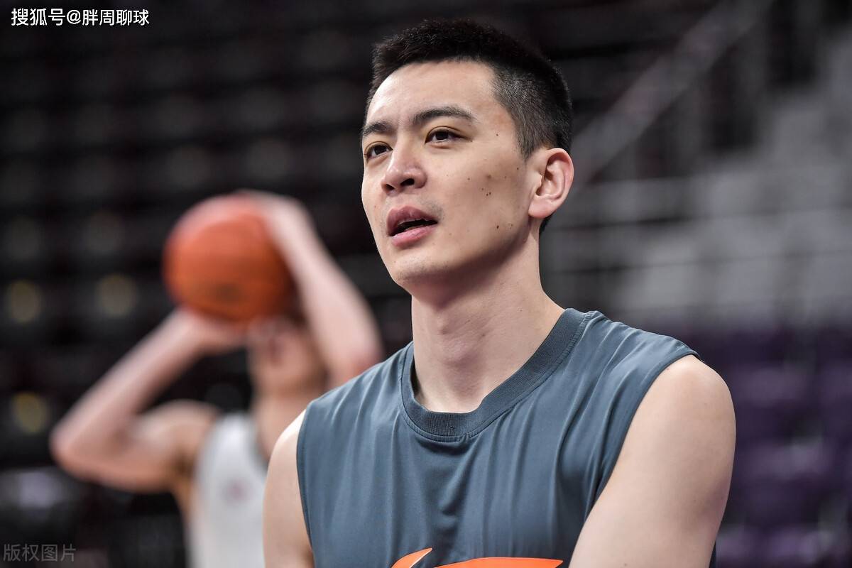 辽宁男篮杨鸣的最新动态,篮球魂与小巷美食的奇遇