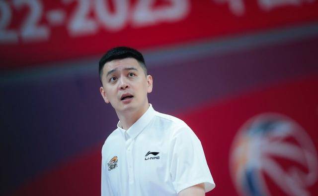 辽宁男篮杨鸣的最新动态,篮球魂与小巷美食的奇遇