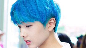 朴志晟最新穿搭风格与旅行美景的完美融合风采展示