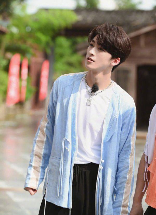 朴志晟最新穿搭风格与旅行美景的完美融合风采展示