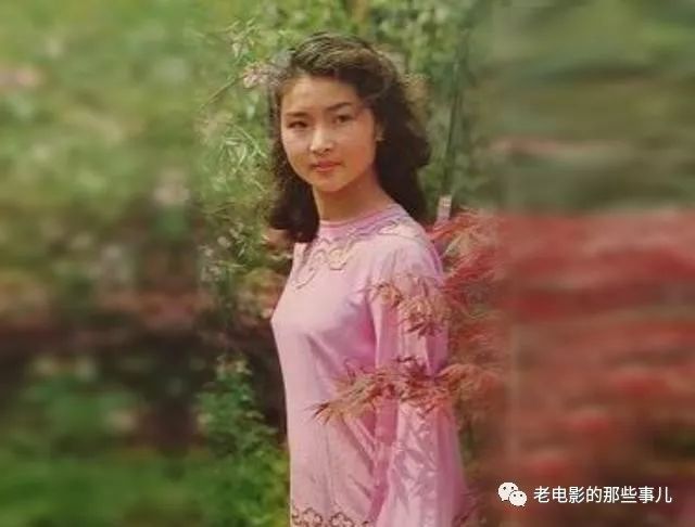演员高鸿萍与小巷深处隐藏特色小店的奇妙故事