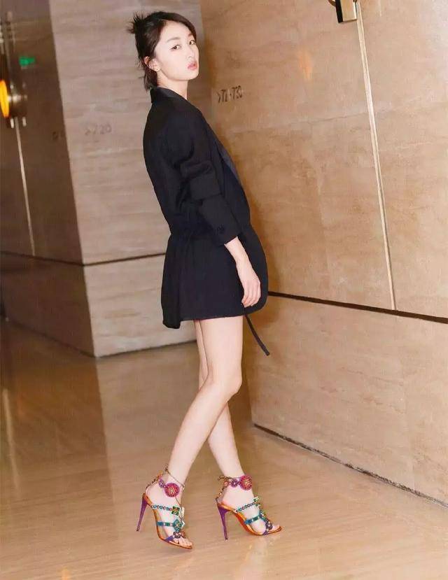 科技与时尚融合重塑生活品质，明星高跟鞋图片重磅推出！