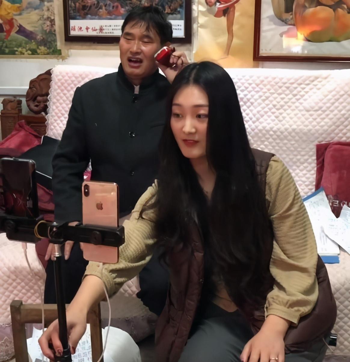 大衣哥儿子媳妇最新直播，甜蜜生活揭秘与粉丝分享时刻！